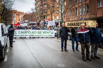 Tractores y un nutrido grupo de personas salieron a protestar en una lluviosa mañana