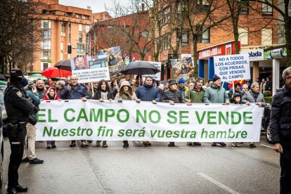 Tractores y un nutrido grupo de personas salieron a protestar en una lluviosa mañana