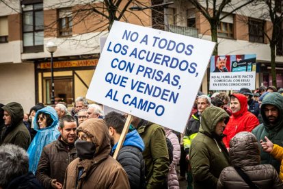 Tractores y un nutrido grupo de personas salieron a protestar en una lluviosa mañana