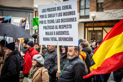 Tractores y un nutrido grupo de personas salieron a protestar en una lluviosa mañana