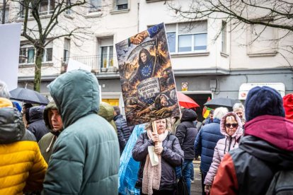 Tractores y un nutrido grupo de personas salieron a protestar en una lluviosa mañana