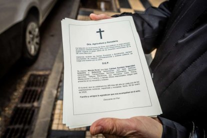 Tractores y un nutrido grupo de personas salieron a protestar en una lluviosa mañana