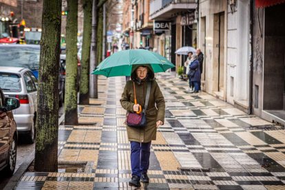 Tractores y un nutrido grupo de personas salieron a protestar en una lluviosa mañana
