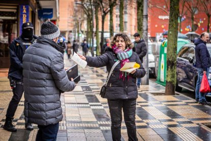 Tractores y un nutrido grupo de personas salieron a protestar en una lluviosa mañana