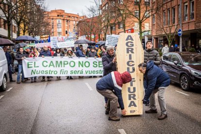 Tractores y un nutrido grupo de personas salieron a protestar en una lluviosa mañana