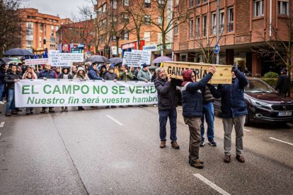 Tractores y un nutrido grupo de personas salieron a protestar en una lluviosa mañana