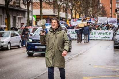 Tractores y un nutrido grupo de personas salieron a protestar en una lluviosa mañana