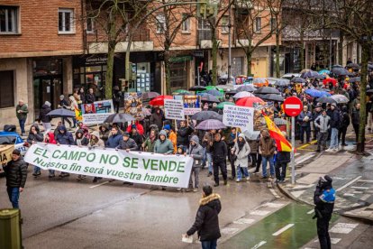 Tractores y un nutrido grupo de personas salieron a protestar en una lluviosa mañana
