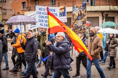 Tractores y un nutrido grupo de personas salieron a protestar en una lluviosa mañana