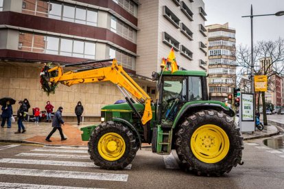 Tractores y un nutrido grupo de personas salieron a protestar en una lluviosa mañana