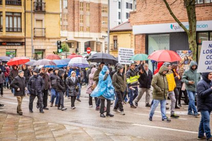 Tractores y un nutrido grupo de personas salieron a protestar en una lluviosa mañana
