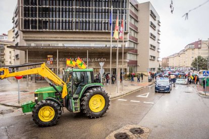 Tractores y un nutrido grupo de personas salieron a protestar en una lluviosa mañana