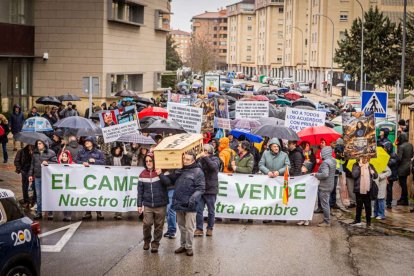 Tractores y un nutrido grupo de personas salieron a protestar en una lluviosa mañana