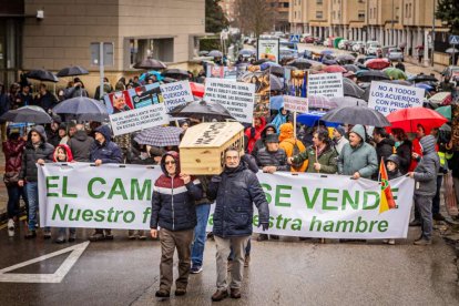 Tractores y un nutrido grupo de personas salieron a protestar en una lluviosa mañana