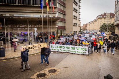 Tractores y un nutrido grupo de personas salieron a protestar en una lluviosa mañana