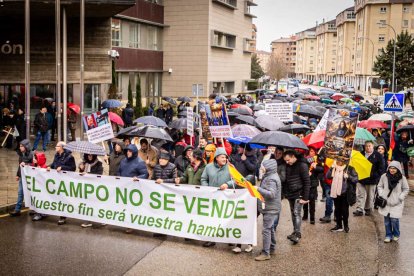 Tractores y un nutrido grupo de personas salieron a protestar en una lluviosa mañana