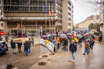 Tractores y un nutrido grupo de personas salieron a protestar en una lluviosa mañana