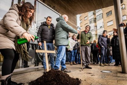 Tractores y un nutrido grupo de personas salieron a protestar en una lluviosa mañana
