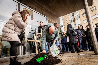 Tractores y un nutrido grupo de personas salieron a protestar en una lluviosa mañana