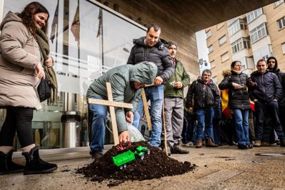 Tractores y un nutrido grupo de personas salieron a protestar en una lluviosa mañana