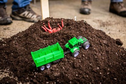 Tractores y un nutrido grupo de personas salieron a protestar en una lluviosa mañana