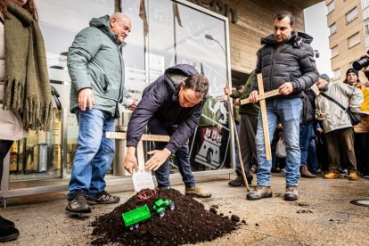 Tractores y un nutrido grupo de personas salieron a protestar en una lluviosa mañana