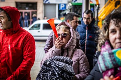 Tractores y un nutrido grupo de personas salieron a protestar en una lluviosa mañana
