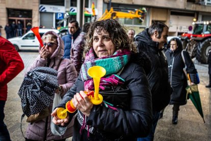 Tractores y un nutrido grupo de personas salieron a protestar en una lluviosa mañana