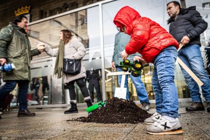 Tractores y un nutrido grupo de personas salieron a protestar en una lluviosa mañana