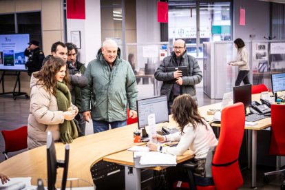 Tractores y un nutrido grupo de personas salieron a protestar en una lluviosa mañana