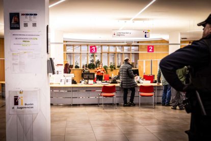 Tractores y un nutrido grupo de personas salieron a protestar en una lluviosa mañana