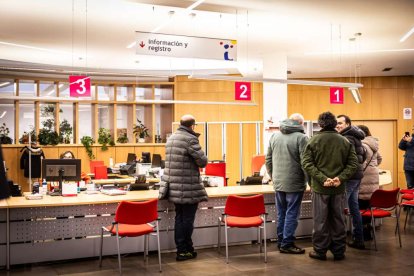 Tractores y un nutrido grupo de personas salieron a protestar en una lluviosa mañana