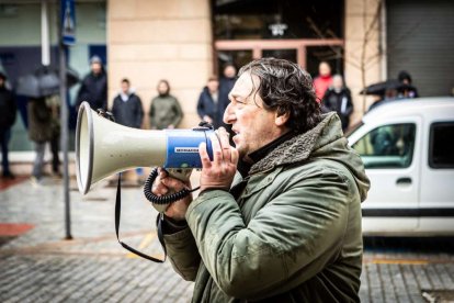 Tractores y un nutrido grupo de personas salieron a protestar en una lluviosa mañana