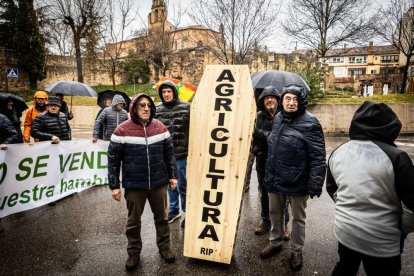 Tractores y un nutrido grupo de personas salieron a protestar en una lluviosa mañana