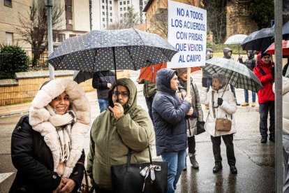 Tractores y un nutrido grupo de personas salieron a protestar en una lluviosa mañana