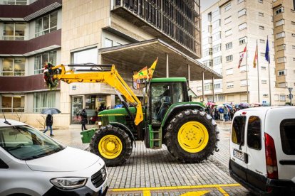Tractores y un nutrido grupo de personas salieron a protestar en una lluviosa mañana