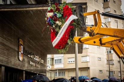 Tractores y un nutrido grupo de personas salieron a protestar en una lluviosa mañana