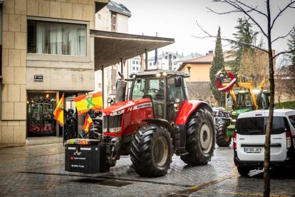 Tractores y un nutrido grupo de personas salieron a protestar en una lluviosa mañana