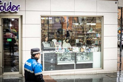 Tractores y un nutrido grupo de personas salieron a protestar en una lluviosa mañana