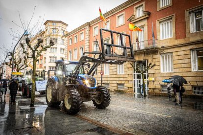 Tractores y un nutrido grupo de personas salieron a protestar en una lluviosa mañana
