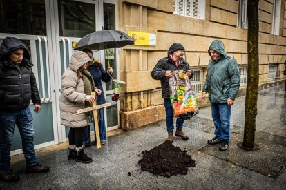 Tractores y un nutrido grupo de personas salieron a protestar en una lluviosa mañana