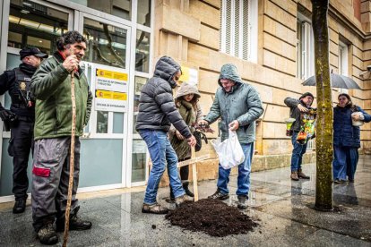 Tractores y un nutrido grupo de personas salieron a protestar en una lluviosa mañana