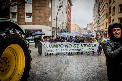 Tractores y un nutrido grupo de personas salieron a protestar en una lluviosa mañana