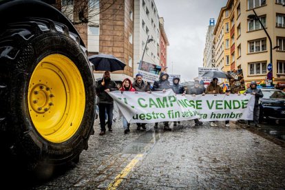 Tractores y un nutrido grupo de personas salieron a protestar en una lluviosa mañana