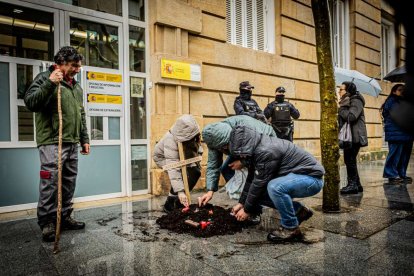 Tractores y un nutrido grupo de personas salieron a protestar en una lluviosa mañana