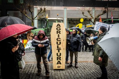 Tractores y un nutrido grupo de personas salieron a protestar en una lluviosa mañana