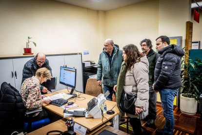 Tractores y un nutrido grupo de personas salieron a protestar en una lluviosa mañana