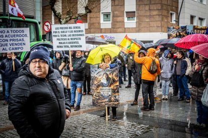 Tractores y un nutrido grupo de personas salieron a protestar en una lluviosa mañana