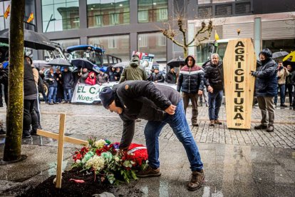 Tractores y un nutrido grupo de personas salieron a protestar en una lluviosa mañana