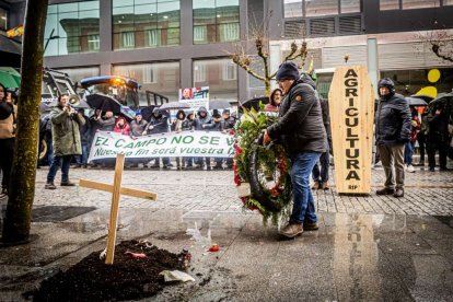 Tractores y un nutrido grupo de personas salieron a protestar en una lluviosa mañana
